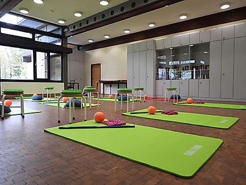 Haus-im-Park-Gymnastik-Johann-Berz-12-scaled (1)