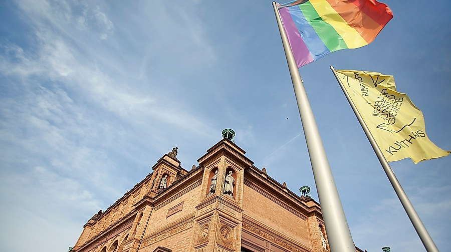 Pride Flag vor der Hamburger Kunsthalle, 2024