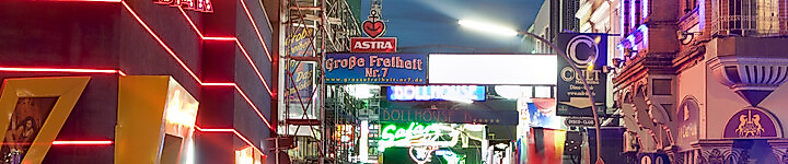 Beatles-Platz auf St. Pauli bei Nacht mit Neonlichtern und Blick Richtung Spielbudenplatz