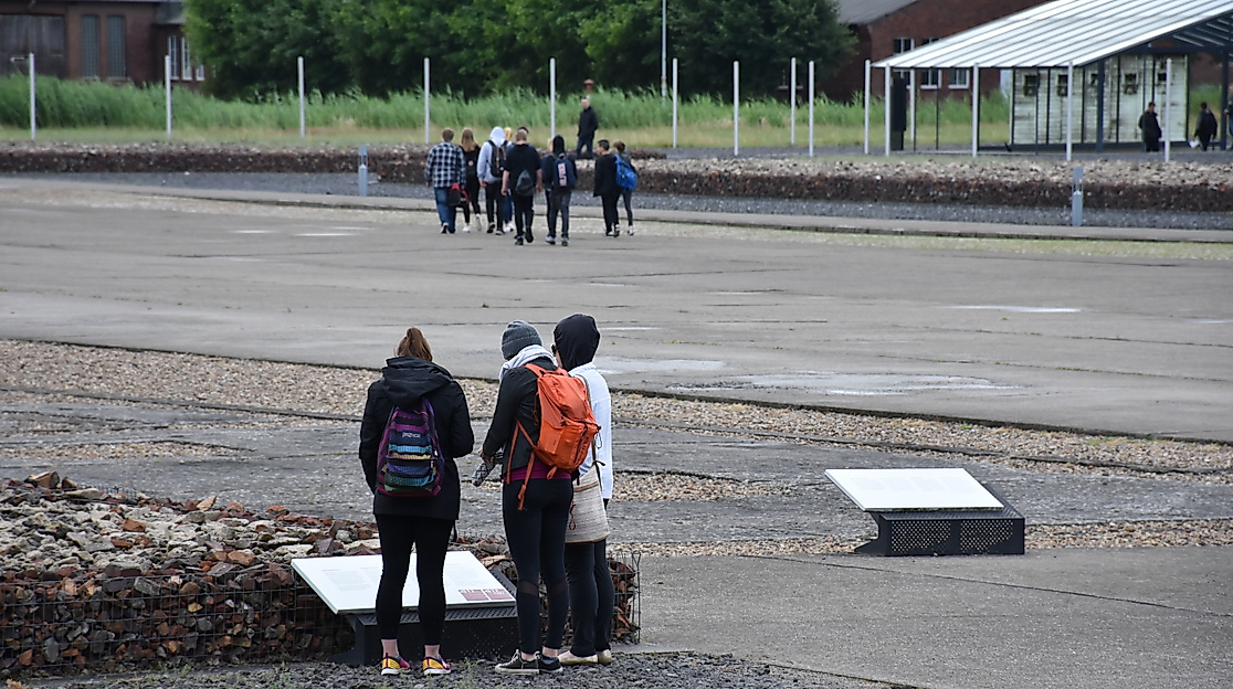 Besucher*innen der KZ-Gedenkstätte Neuengamme