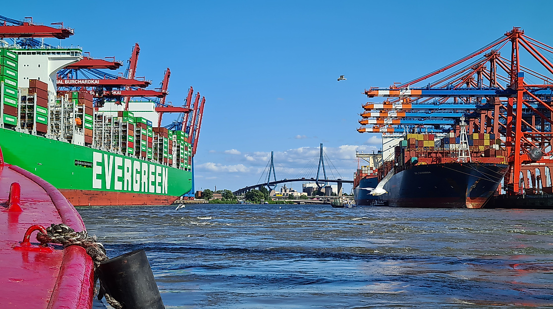 Containerriesen im Waltershofer Hafen mit Köhlbrandbrücke