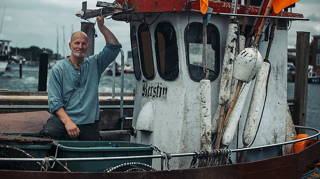 fischeramt-neustadt-in-holstein-mann-auf-boot-2024-talb-tjark-schloesser1