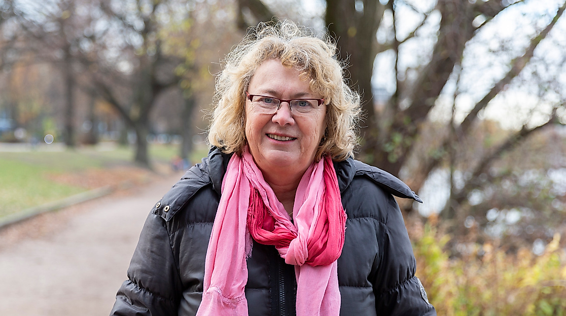 Frau mit rosa Schal im herbstlichen Park im Hamburger Süden