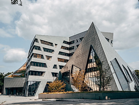 Herbstliches Leuphana Zentralgebaeude