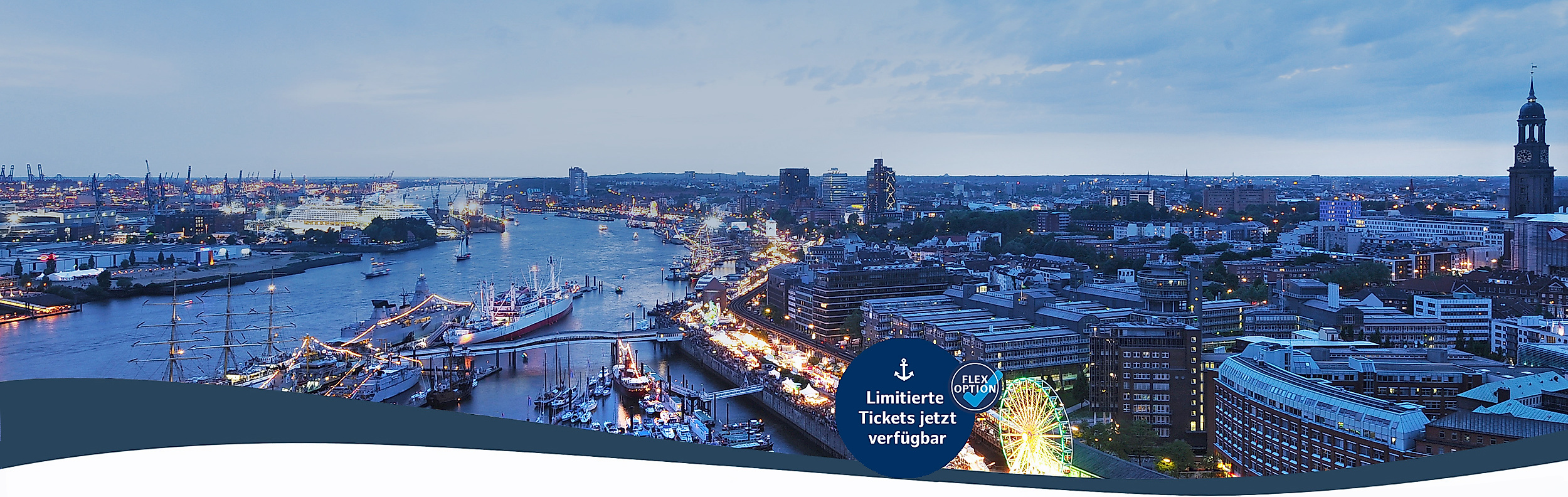 Hafengeburtstag Hamburg am Abend mit vielen beleuchteten Schiffen auf der Elbe