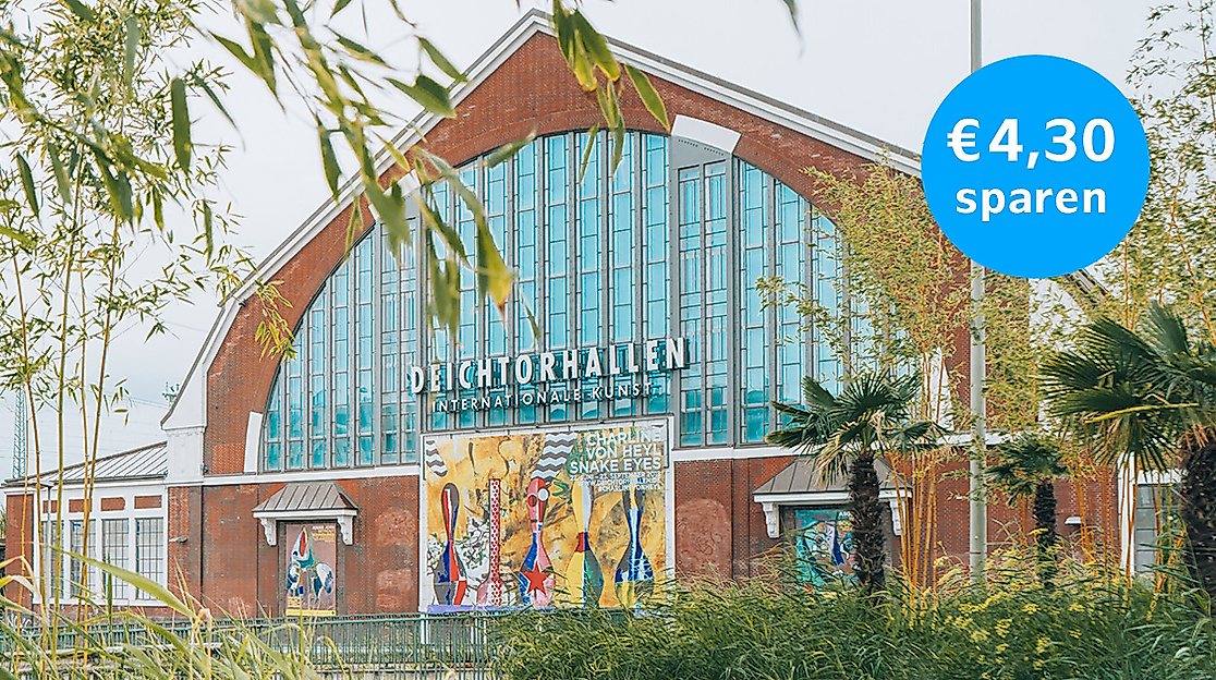 Fassade der Deichtorhalle in Hamburg umgeben von grünen Bäumen