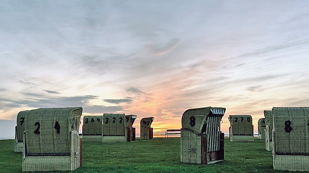 Dorum-Neufeld_23_Strandkörbe_Sonnenuntergang_bearbeitet_Instagram