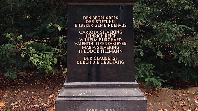 Die Inschrift des Stiftersteins im Jacobipark