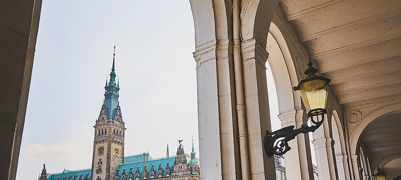 Alsterarkaden mit Blick auf Rathaus