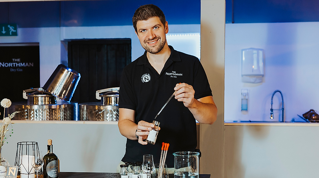 Erlebt mit Claas einen der Gründer von The Northman und erfahrt von ihm die Grundlagen zur Gin-Herstellung.