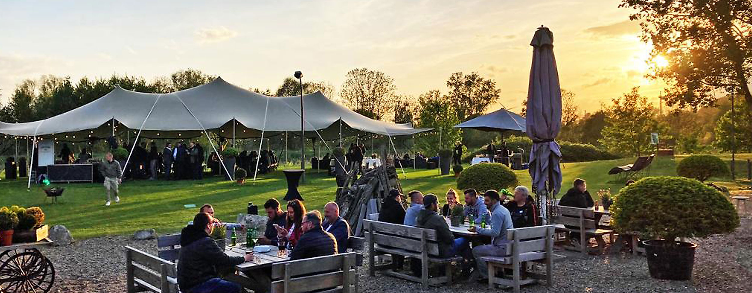 Golf Lounge Resort bei Abendämmerung