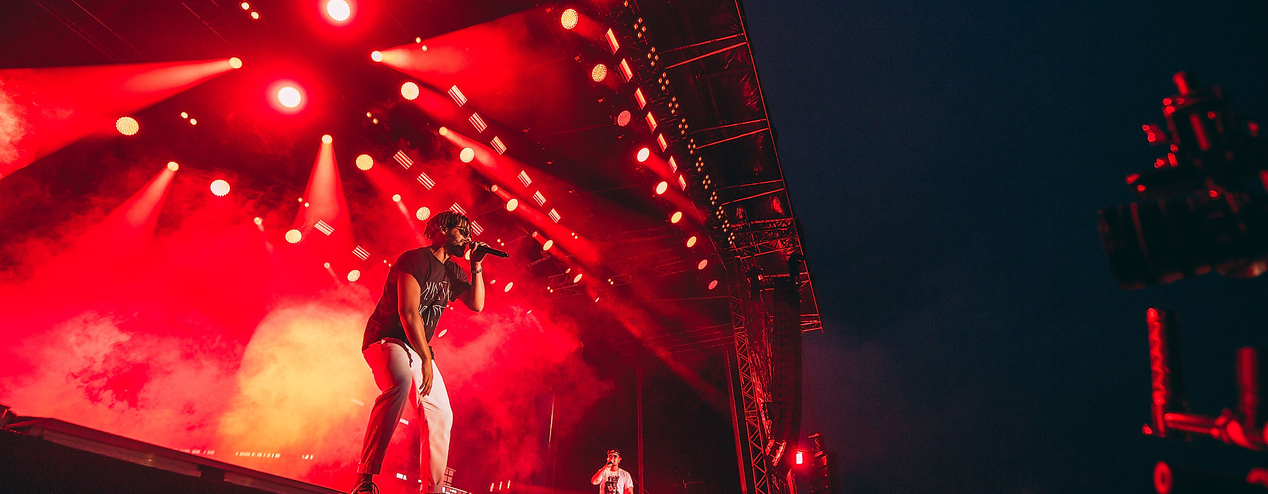 Live-Konzert der Beginner auf Festivalbühne mit roter Lichtshow bei Nacht