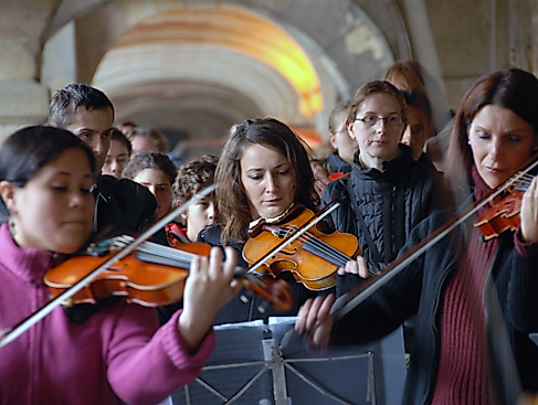 Menschen musizieren im Kammerorchester