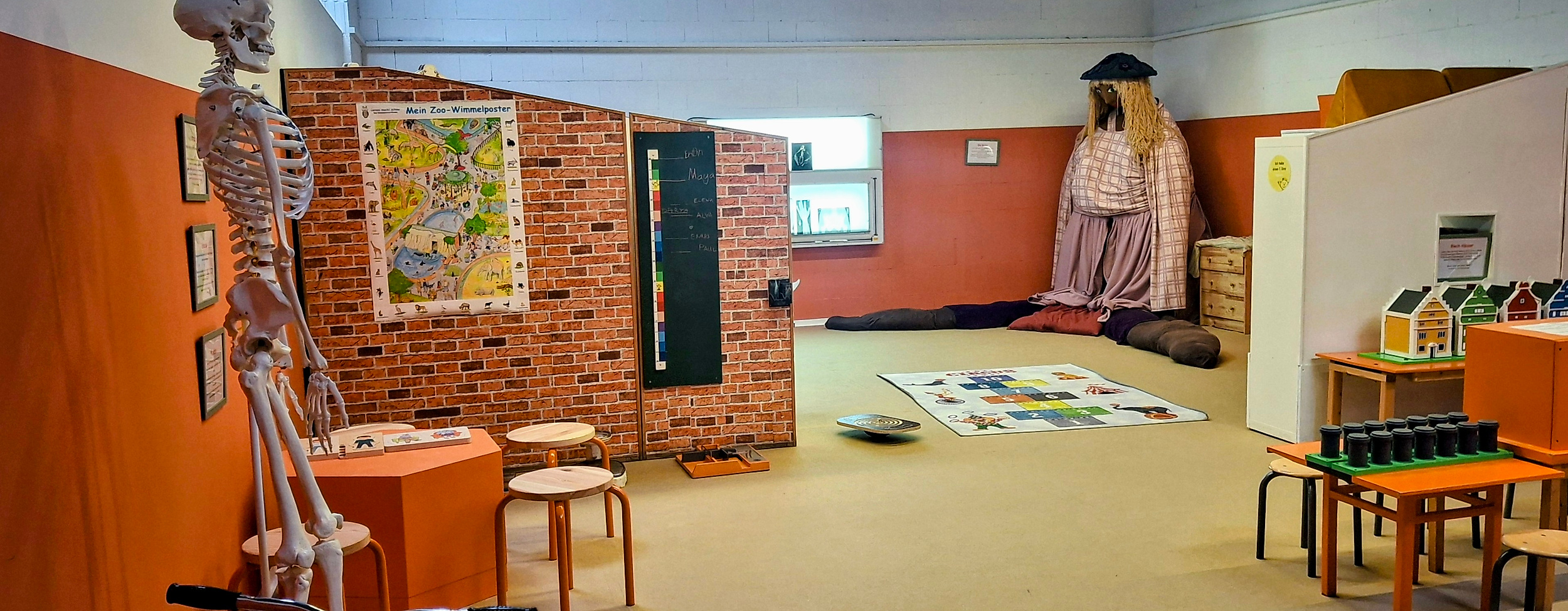 Lernraum mit Skelettmodell