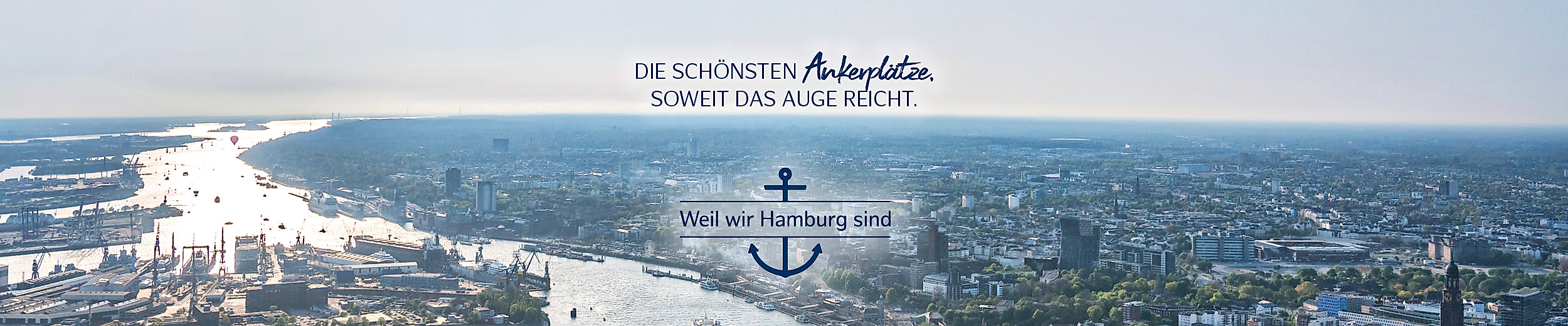 Luftaufnahme von Hamburg mit Elbe, darüber der Text: "DIE SCHÖNSTEN ANKERPLÄTZE SOWEIT DAS AUGE REICHT". Weil wir Hamburg sind und das Hamburg-Wappen