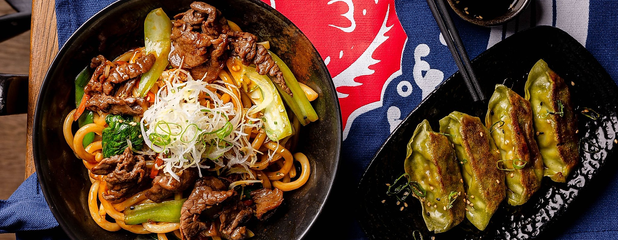 Japanisches Nudelgericht mit Gyoza