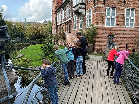 Kinder am Schloss