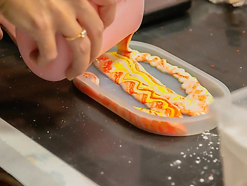 Jesmonite wird in Silikonformen gegossen. Kurs