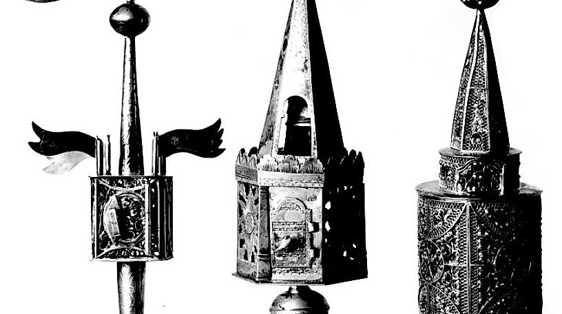 Foto aus der fotografischen Dokumentation der „Jüdischen Sammlung“, 1920er. Objekt li. Bestand MARKK; weitere Objekte ehemals Sammlung Gesellschaft für jüdische Volkskunde (Verbleib heute unbekannt).