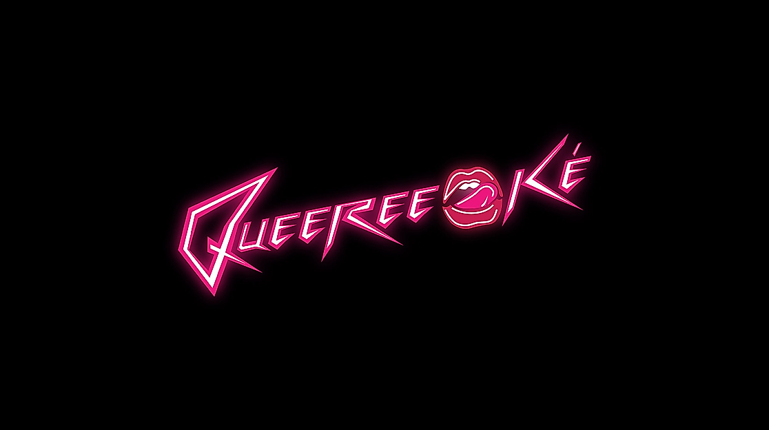 Das Wort "Queereeoké" in pinker Schrift im Stil von Neonröhren-Design auf schwarzem Hintergrund. Der Buchstabe o ist ersetzt durch Lippen mit zwei Zähnen und einer Zunge, die den Mundwinkel streift.