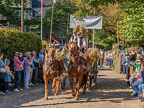 2024-_09_22_A74_Museumsdorf Volksdorf_Erntefest-_Pferdegespann_Erntekrone-01893