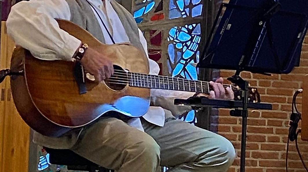 Stefan Heimers mit Gitarre in St. Gabriel Volksdorf