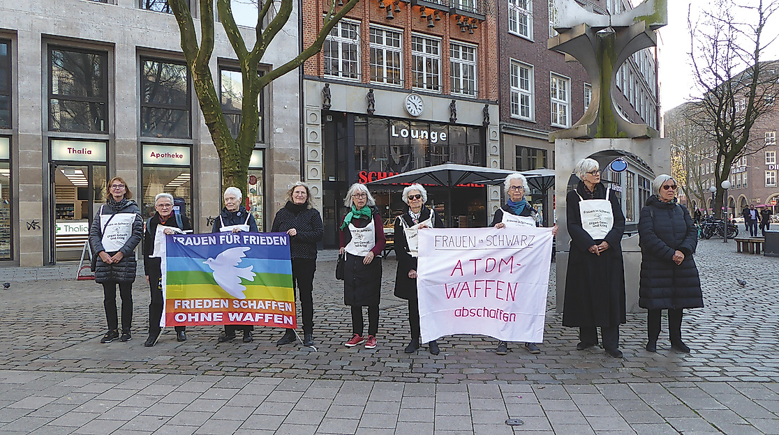 Salonnieren bei der Mahnwache der Frauen in Schwarz