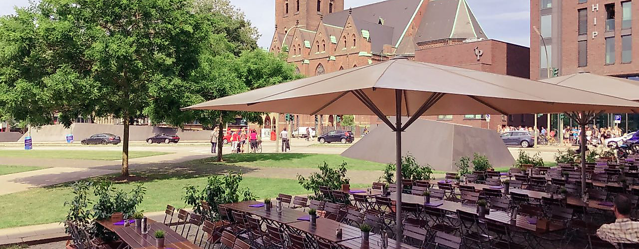 hofbraeu-wirtshaus-am-speersort_aussenterrasse-blick-richtung-innenstadt_c-2020_hofbraeu-wirtshaus