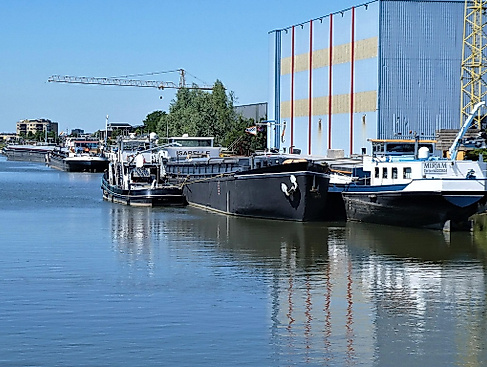 Binnenschiffe auf einem Kanal
