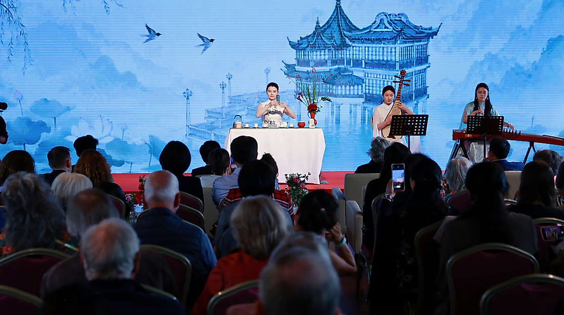 Traditionelle Teekultur und chinesische Musik im Yu Garden Hamburg bei der Veranstaltung zum 40-jährigen Jubiläum der Städtepartnerschaft Hamburg–Shanghai