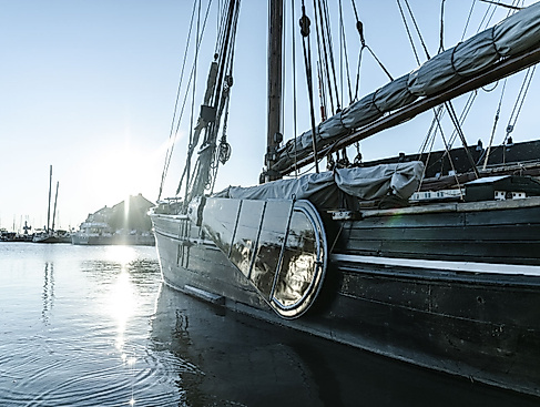 Historisches Segelschiff im Hafen von Glückstadt