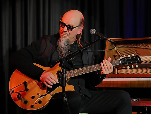 Henning Pertiet on Guitar