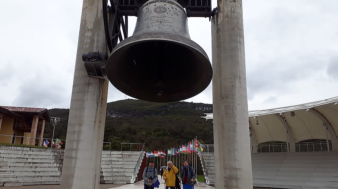eine Glocke ruft zu Friedens-Gebete