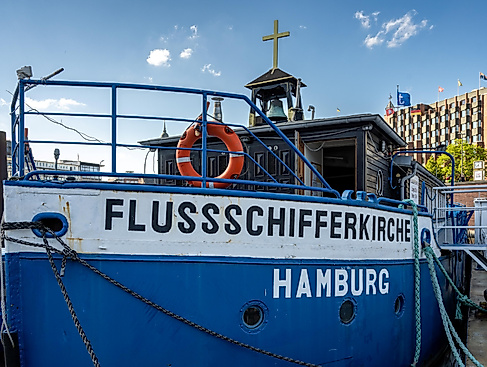 Die Flussschifferkirche am Anleger Kajen
