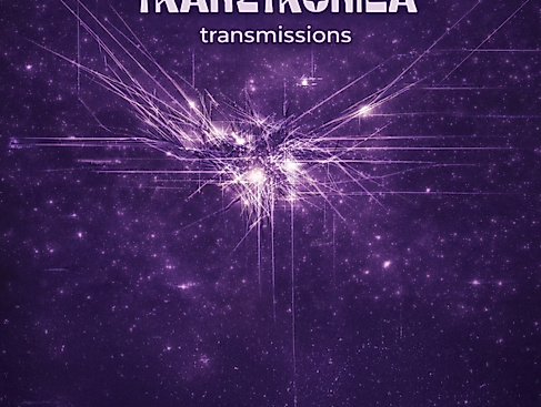 Die Überschrift »Transtronica« steht gemeinsam mit der Unterüberschrift "Transmissions" auf einem lilanen Hintergrund. Unter dem Schriftzug sind Lichter zu sehen, die wie Sterne leuchten.