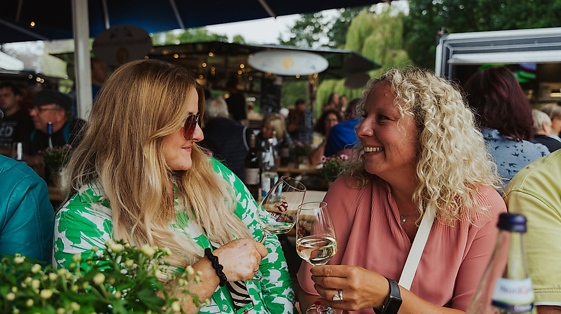 scharbeutzer-weinfest-2024-frauen-stoessen-an-talb-joelle-doernath