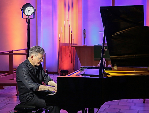 Pianist bei stimmungsvoller Beleuchtung