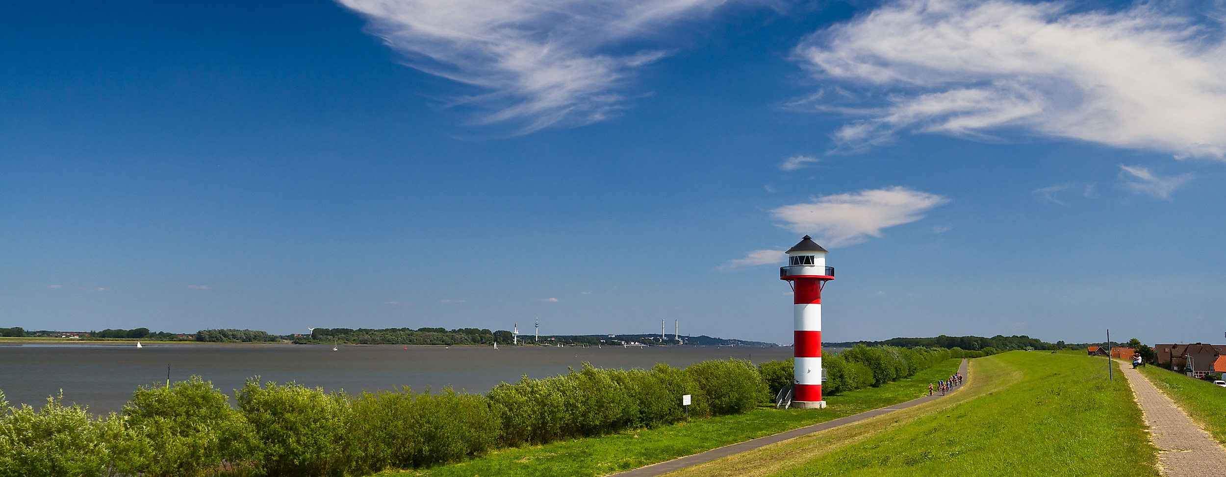 Leuchtturm an der Elbe