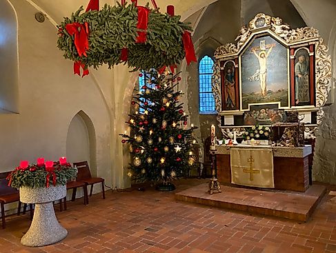 Weihnachtlich geschmückte Kirche Alt-Rahlstedt