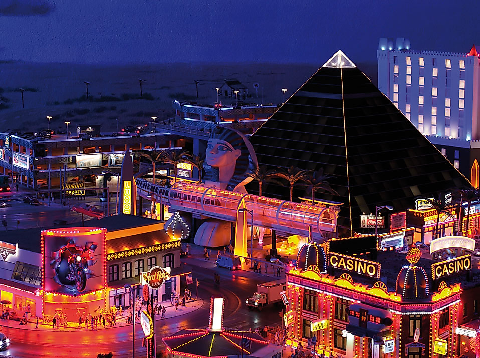 Leuchtende Las-Vegas-Szene im Miniatur Wunderland Hamburg mit bunten Nachtlichtern