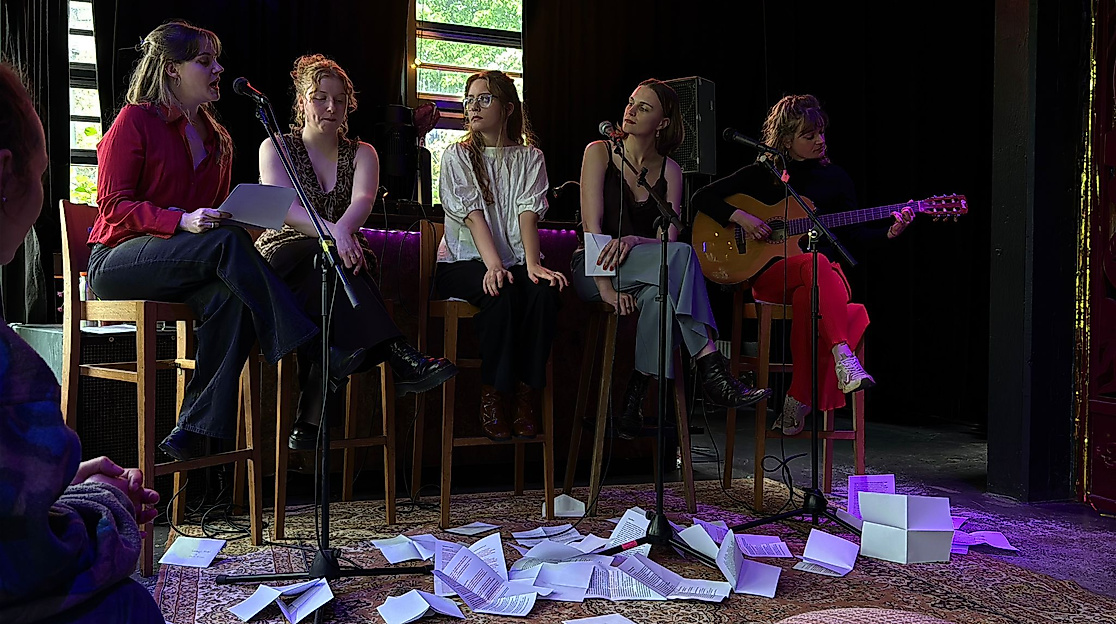 Frauen im Schatten