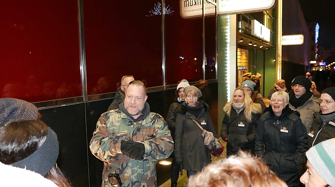 Fabian Zahrt mit Tour-Gästen auf seiner Reeperbahn Führung