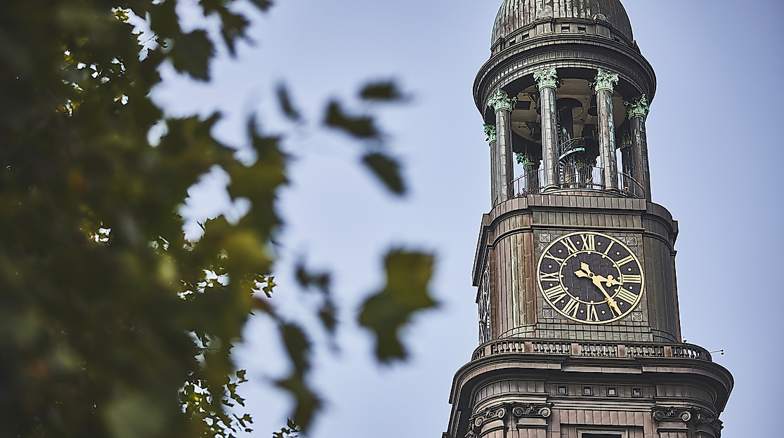 Detailaufnahme des Turms der Kirche St. Michaelis mit Uhr und Aussichtsplattform in Hamburg.