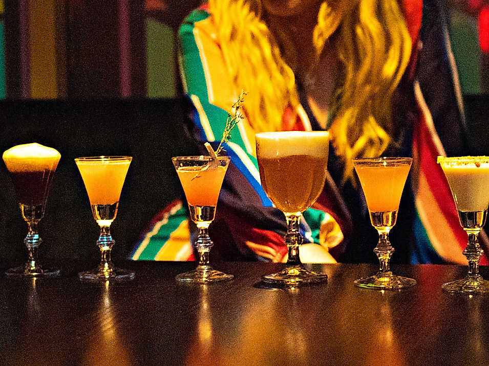 Cocktails in einer Reihe auf einem Tisch in einer Bar