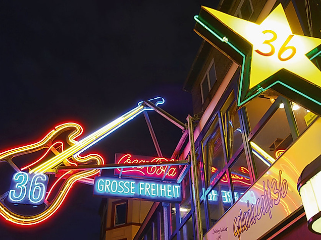 Leuchtende Gitarren- und Sternenreklame am Eingang der Großen Freiheit 36 auf der Reeperbahn in Hamburg bei Nacht