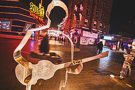 Beleuchtete Skulptur am Beatles-Platz auf der Reeperbahn bei Nacht mit Neonlichtern
