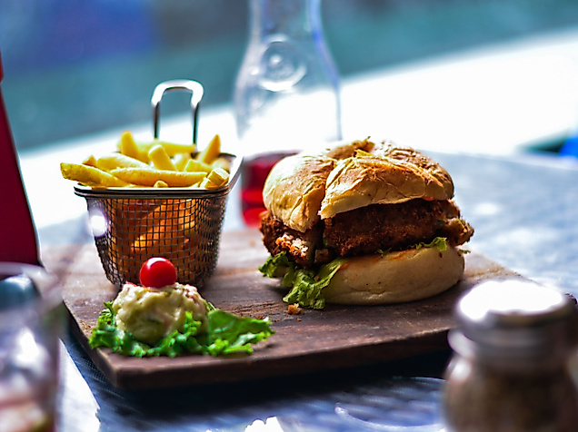 Burger und Pommes