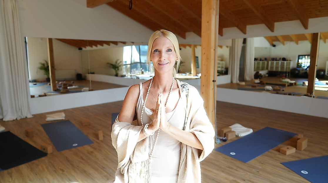 Constanze im Yogaraum