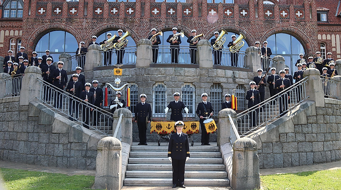 Marinemusikkorps Kiel vor historischem Gebäude