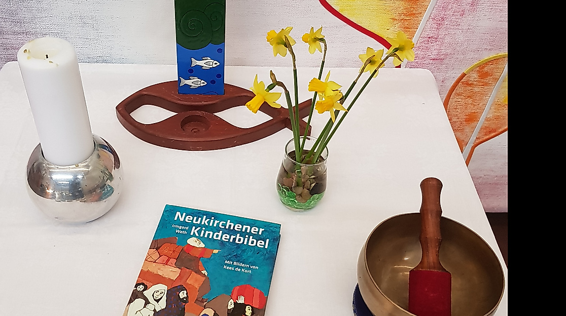 Kinderaltar - Kreuz, Kinderbibel, Klangschale, Kerze, Blumen